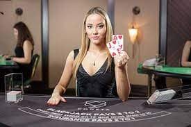 Meja permainan live casino dengan dealer asli dalam platform digital